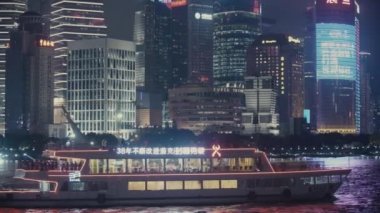 Geceleyin Şangay 'da nehir kıyısında turistik bir bataklık.