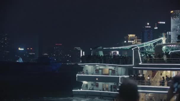 Skyskrapor och en båt som flyter på floden i Shanghai på natten — Stockvideo