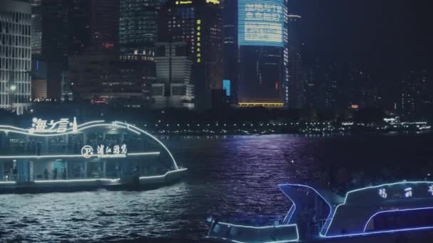 Ludzie imprezują nocą na łodzi na rzece w Szanghaju. — Wideo stockowe