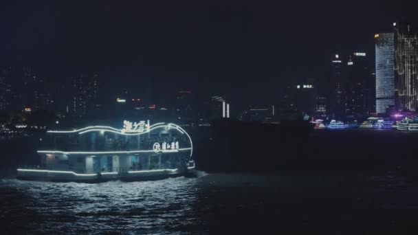 上海的摩天大楼和一条船夜间在河上漂流 — 图库视频影像