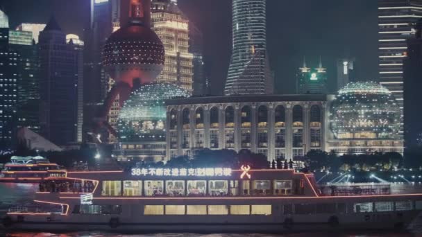 Skyskrapor och en båt som flyter på floden i Shanghai på natten — Stockvideo