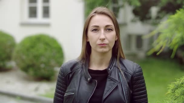 Gezicht van midden dertig blonde vrouw in de tuin die is de vaststelling van haar lange haar. — Stockvideo