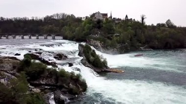 İsviçre 'deki Rhine Falls' un insansız hava aracı videosu.