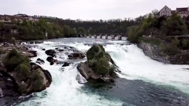 İsviçre 'deki Ren Şelalesi üzerinde bir İHA uçağı.