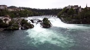 İsviçre 'deki Rhine Falls ve Laufen Kalesi' nin insansız hava aracı videosu.