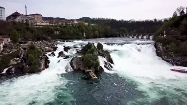 Ren Şelalesi üzerinde yanlamasına bir insansız hava aracı.