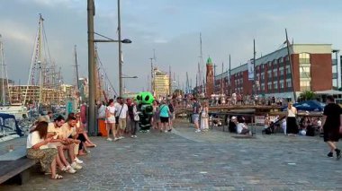 14 Ağustos 2025 Bremerhaven, Bremen, Almanya Bremerhaven, Bremerhaven 'da 2025 denizindeki birçok insanın huzurlu bir videosu.