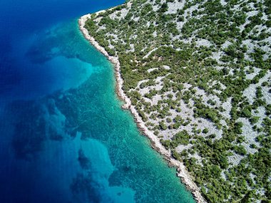 Hırvatistan 'da yukarıdan turkuaz suyla Adriyatik kıyılarının insansız hava aracı fotoğrafı