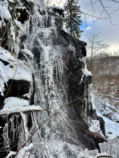 Almanya 'nın bir yanından Harz Dağları' nda kışın oluşan bir arazide şelale.