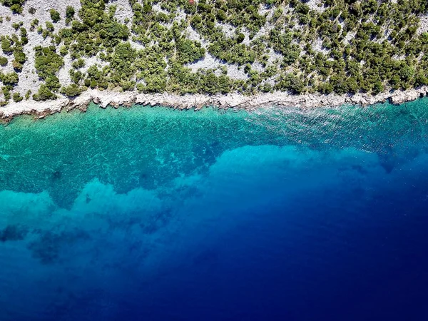 Hırvatistan 'da yukarıdan turkuaz suyla ıssız bir plaj bölümünün insansız hava aracı fotoğrafı