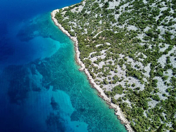 Hırvatistan 'da yukarıdan turkuaz suyla Adriyatik kıyılarının insansız hava aracı fotoğrafı