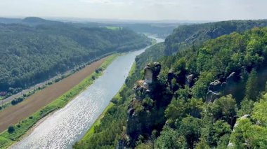 Rathen 'daki kalenin mavi gökyüzünün altındaki Elbe Nehri manzaralı huzurlu bir video..