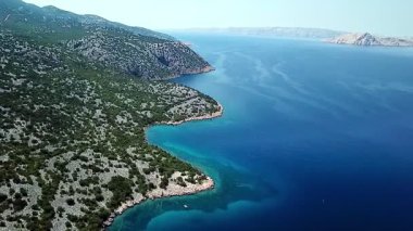 Yukarıdan Adriyatik kıyılarının insansız hava aracı görüntüsü