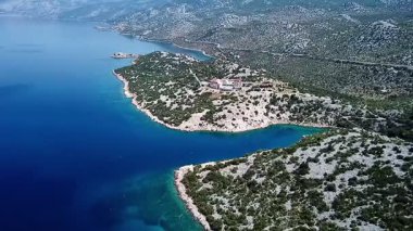 Akdeniz 'in insansız hava aracı görüntüsü ve yukarıdan görülen küçük bir koy.