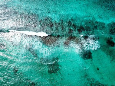 Karayip Denizi ve Chun Zumbul mercan resifinin İHA fotoğrafı Playa del Carmen Meksika 'nın yukarısından.