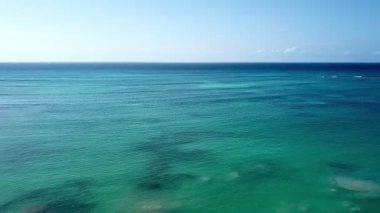 Karayip Denizi 'nin, Playa del Carmen Meksika' da turkuaz suyla çekilmiş insansız hava aracı videosu.