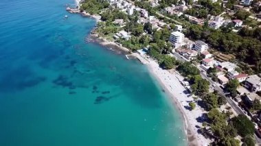 Karadağ 'ın Susanj kıyı şeridinin yukarısından bir insansız hava aracı videosu