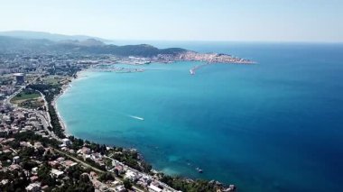 Karadan Susanj kasabası ve Karadağ 'daki Akdeniz üzerinden insansız hava aracı videosu