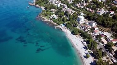 Karadağ 'daki güzel bir plajın yukarıdan insansız hava aracı videosu