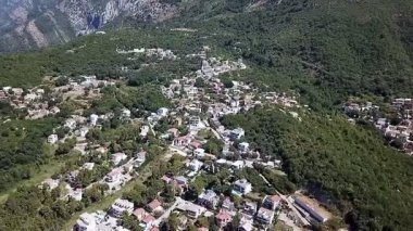 Karadağ 'ın Susanj kentinin yukarısından bir insansız hava aracı videosu