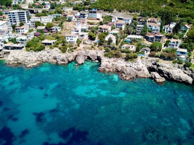 Denizden sahile insansız hava aracı fotoğrafı ve Dobra Voda Montenegro 'da turkuaz su.