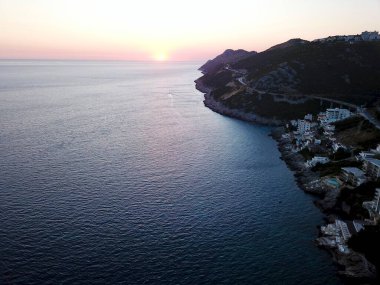 Akdeniz 'in yukarısından Dobra Voda Karadağ' da gün batımında çekilmiş bir insansız hava aracı fotoğrafı