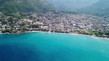 Karadağ 'ın Bar kentinin genel bakış açısına sahip bir İHA videosu