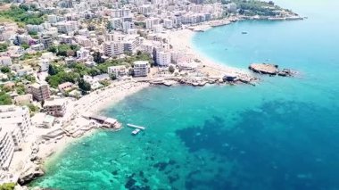 Dobra Voda Montenegro 'nun gezinti güvertesi ve turkuaz sularından insansız hava aracı videosu