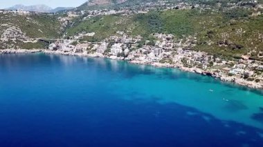 Karadağ 'ın Dobra Voda kıyısındaki Akdeniz insansız hava aracı videosu