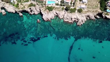 Akdeniz 'de Dobra Voda Montenegro' nun sularında insanların olduğu sakin bir insansız hava aracı videosu