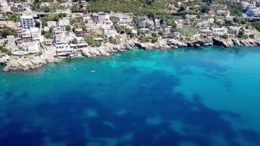 Karadağ 'daki oteller, apartmanlar ve tatil beldeleri manzaralı Akdeniz kıyılarından insansız hava aracı videosu