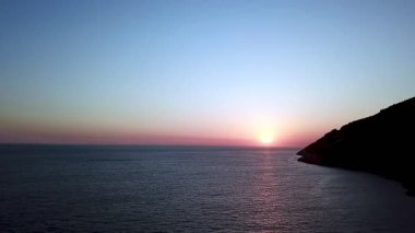 Karadağ 'da Akdeniz' de günbatımının sakin bir videosu
