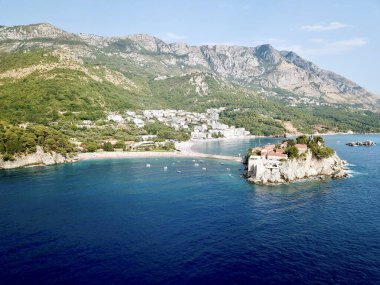 Karadağ 'daki güzel bir dağ manzarasında Sveti Stefan adasının insansız hava aracı fotoğrafı