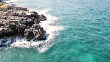 Akdeniz 'in yukarısından sakin bir insansız hava aracı videosu ve Dobra Voda Karadağ' daki yüksek dalgalar