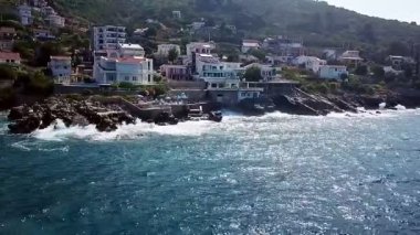 Karadağ 'daki Dobra Voda kıyı şeridi boyunca çekilen bir insansız hava aracı videosu