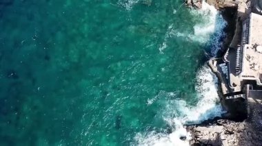 Dobra Voda Karadağ 'da dalgalı ve dalgalı kayalar üzerine yukarıdan bir insansız hava aracı videosu