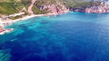 Sveti Stefan Montenegro 'daki Roho plajının insansız hava aracı videosu