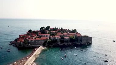Karadağ 'ın Sveti Stefan adasında bir insansız hava aracı videosu