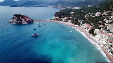 Karadağ 'ın Sveti Stefan körfezinden sakin bir insansız hava aracı videosu