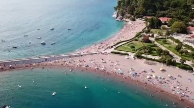 Karadağ 'ın Sveti Stefan adasının plajından bir insansız hava aracı videosu