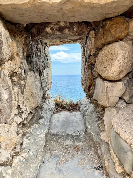 Ulcinj Karadağ 'daki Akdeniz manzaralı kale duvarından çekilen bir fotoğraf.
