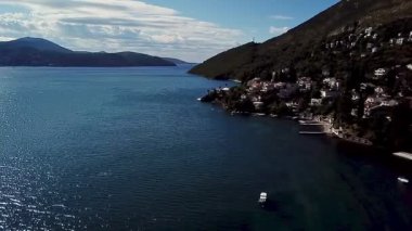 Karadağ 'ın güzel Kotor Körfezi' nin yukarısından insansız hava aracı atışı