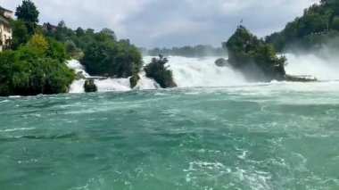 İsviçre 'de turkuaz suyla Ren Şelalesine tekne gezisi