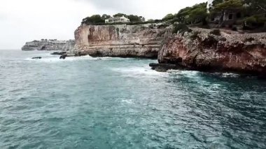 Cala Santany körfezi ve İspanya 'nın Akdeniz Balear Adaları üzerinde insansız hava aracı vuruldu.