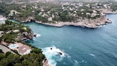 İspanya 'nın Cala Santany Balearic Adaları' nın yukarısından insansız hava aracı atışı