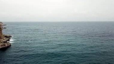 Cala Santani körfezi ve İspanya 'nın Akdeniz Baltık Adaları' nın yukarısından insansız hava aracı vuruldu.