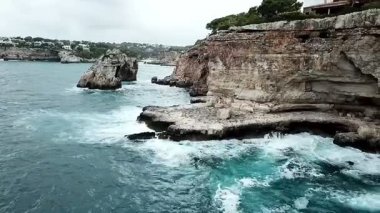 İspanya 'nın Santani Balearic Adaları körfezi ve kaya duvarının insansız hava aracı görüntüsü.
