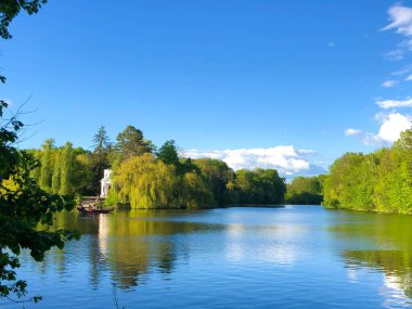 parkta güzel bir göl
