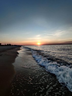 Günün farklı saatlerinde güzel deniz manzarası