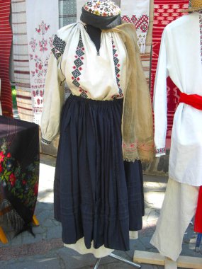 Geleneksel Romen halk kostümü